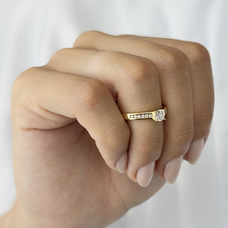 Anillo de compromiso con diamante central redondo GIA de 0.33ct y decoración en diamantes, oro 2 tonos 18k, rodinado