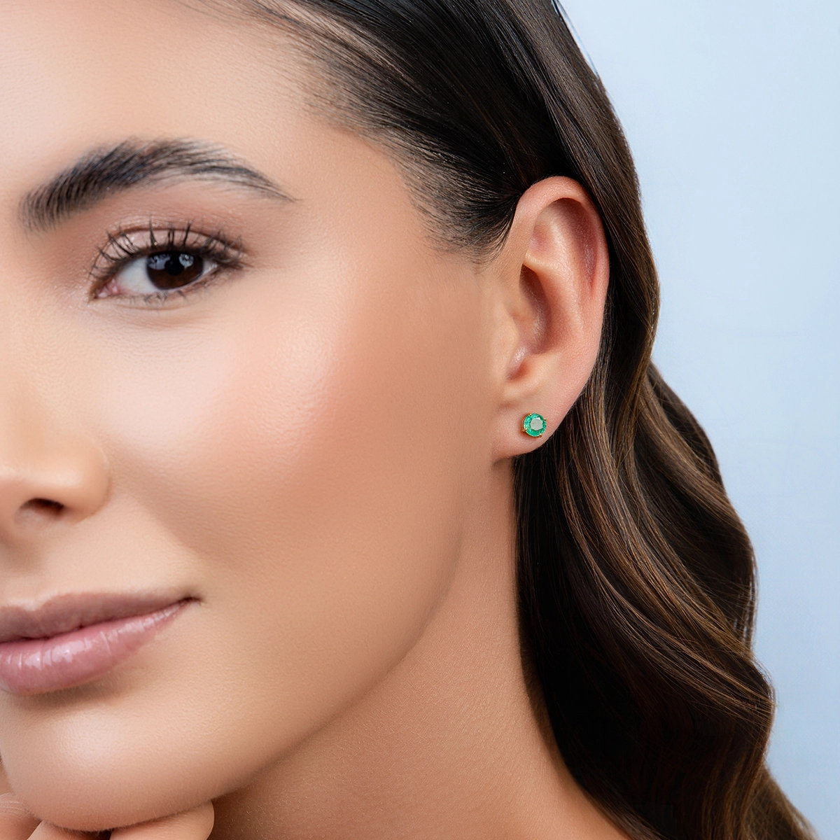 Topos studs en oro amarillo de 18 Kilates, con 2 esmeraldas centrales de 0.90 Ct