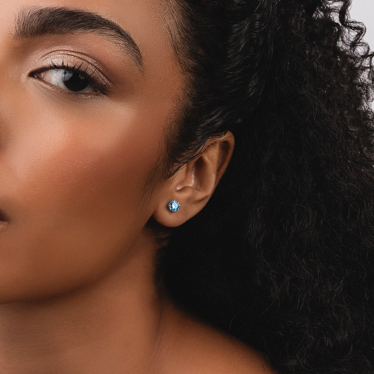 Topos studs en oro blanco de 18 Kilates, con 2 diamante de laboratorio centrales de 1.00 Ct