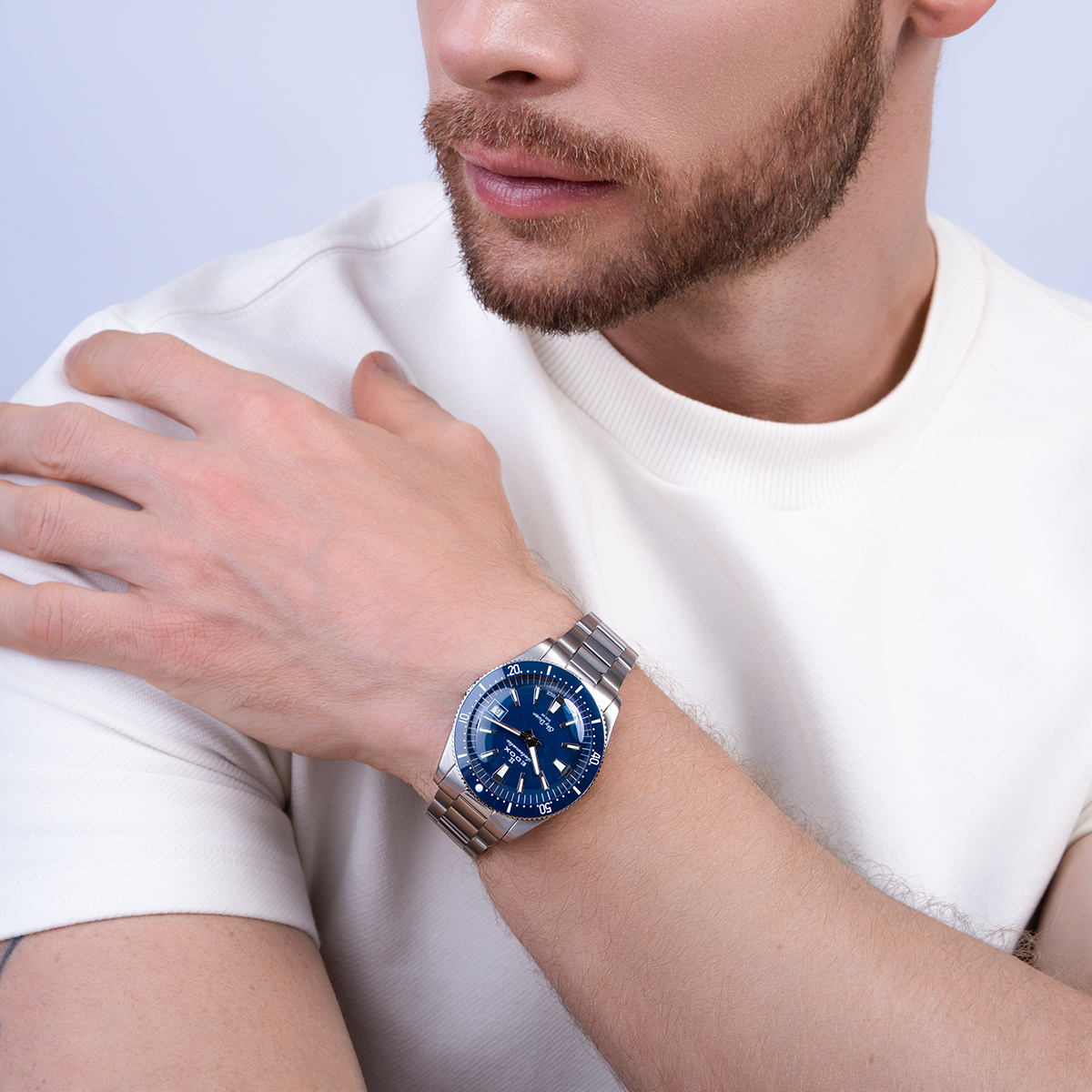 Reloj Edox análogo, Unisex, tablero redondo color azul, estilo index, pulso acero color plateado, calendario
