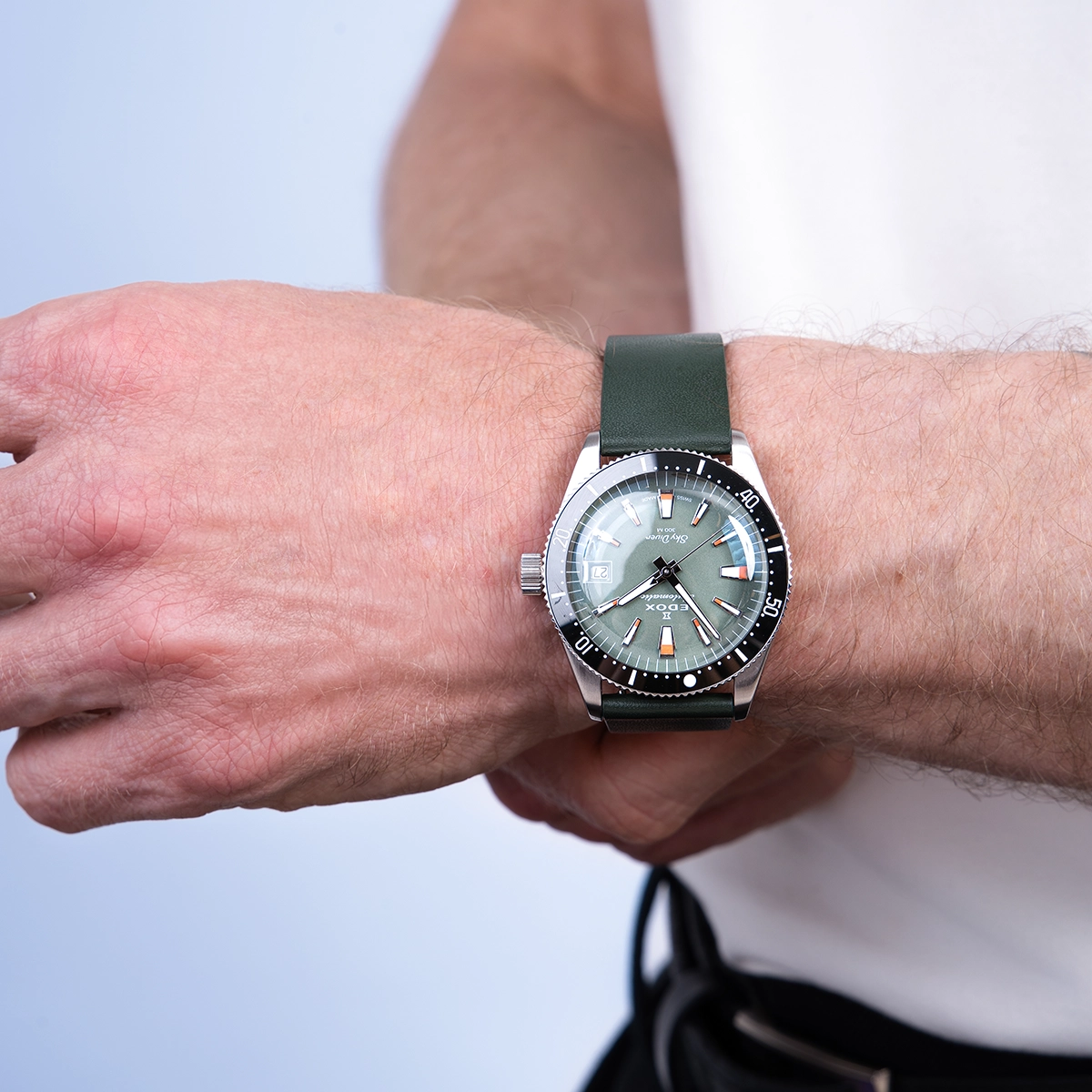 Reloj Edox análogo, Unisex, tablero redondo color verde, estilo index, pulso cuero color verde, calendario