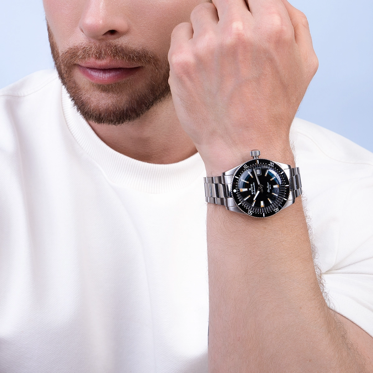 Reloj Edox análogo, Unisex, tablero redondo color negro, estilo index, pulso acero color plateado, calendario
