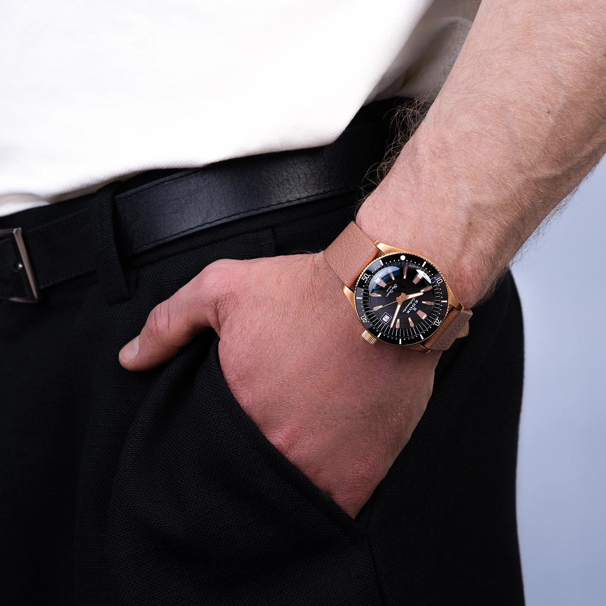Reloj Edox análogo, Unisex, tablero redondo color negro, estilo index, pulso cuero color café, calendario