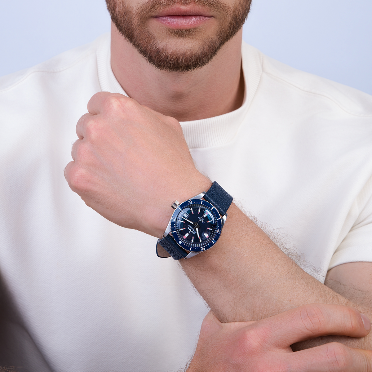 Reloj Edox análogo, Unisex, tablero redondo color azul, estilo index, pulso cuero color azul, calendario