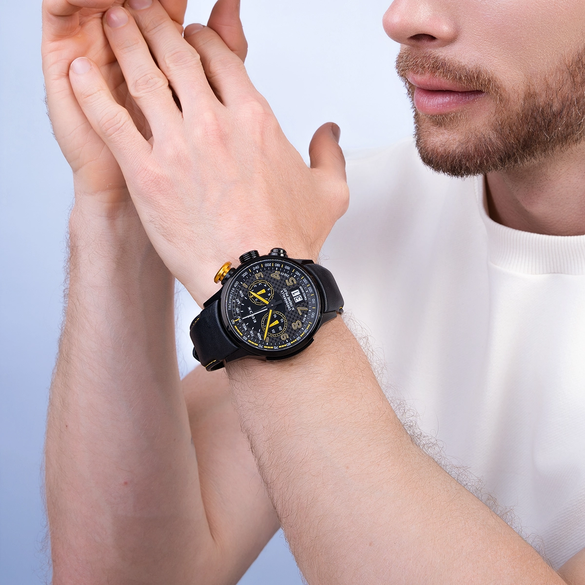 Reloj Edox análogo, para Hombre, tablero redondo colores negro y amarillo, estilo index + arábigo, pulso cuero color negro, calendario, cronografo