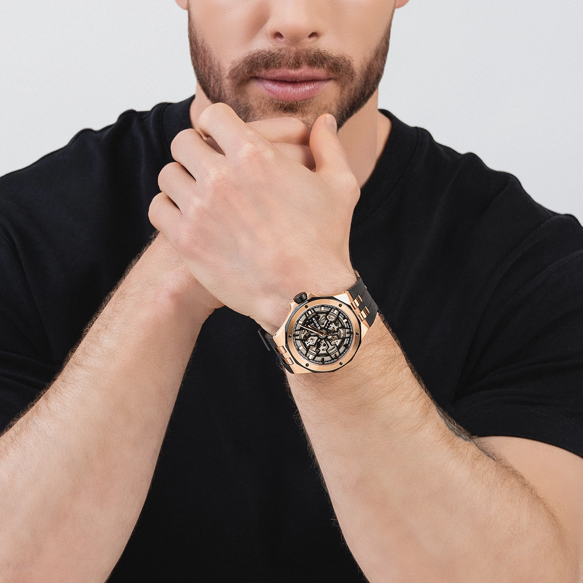 Reloj Edox análogo, para Hombre, tablero redondo color negro, estilo index, pulso silicona color negro