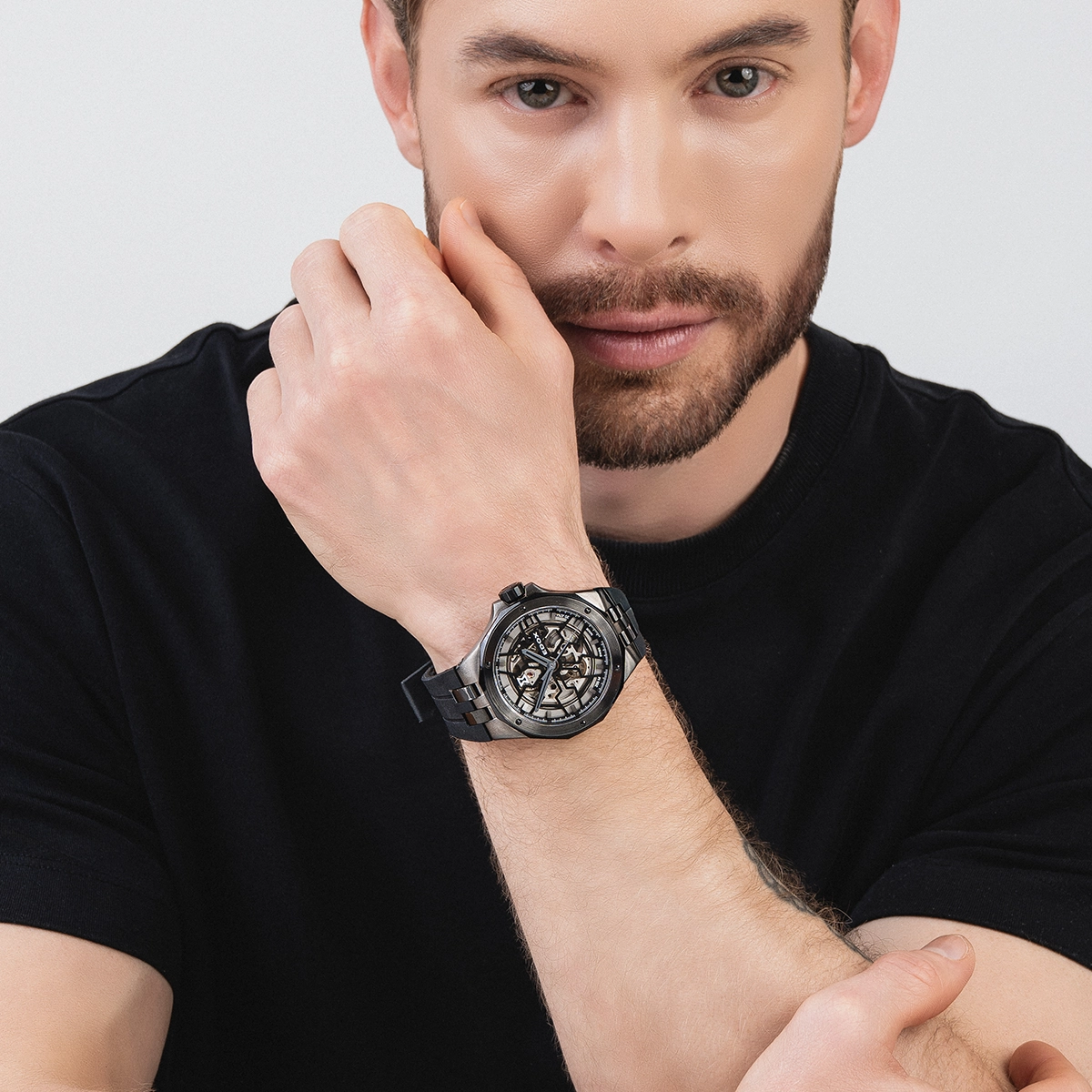 Reloj Edox análogo, para Hombre, tablero redondo colores negro y plateado, estilo index, pulso silicona color negro