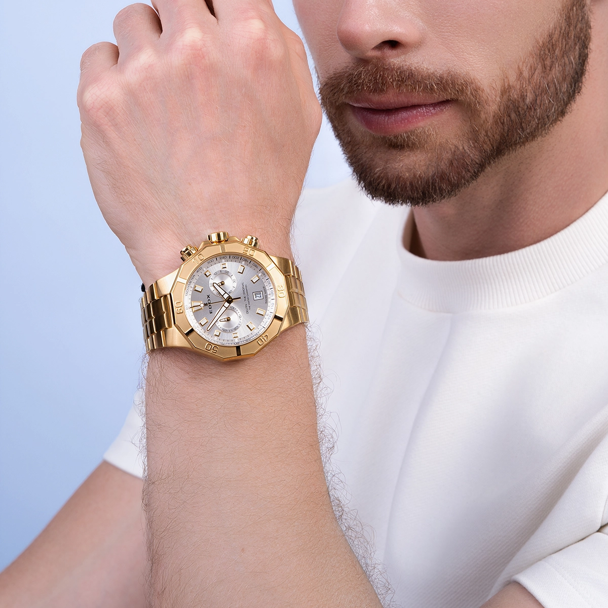 Reloj Edox análogo, para Hombre, tablero redondo colores plateado y dorado, estilo index, pulso acero color dorado, calendario, cronografo