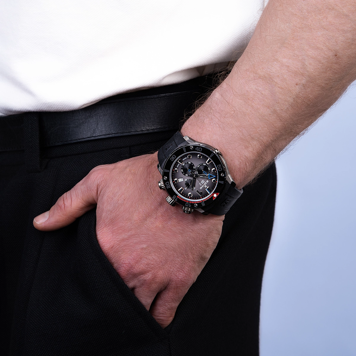 Reloj Edox análogo, para Hombre, tablero redondo colores gris y negro, estilo index + puntos, pulso silicona color negro, calendario, cronografo