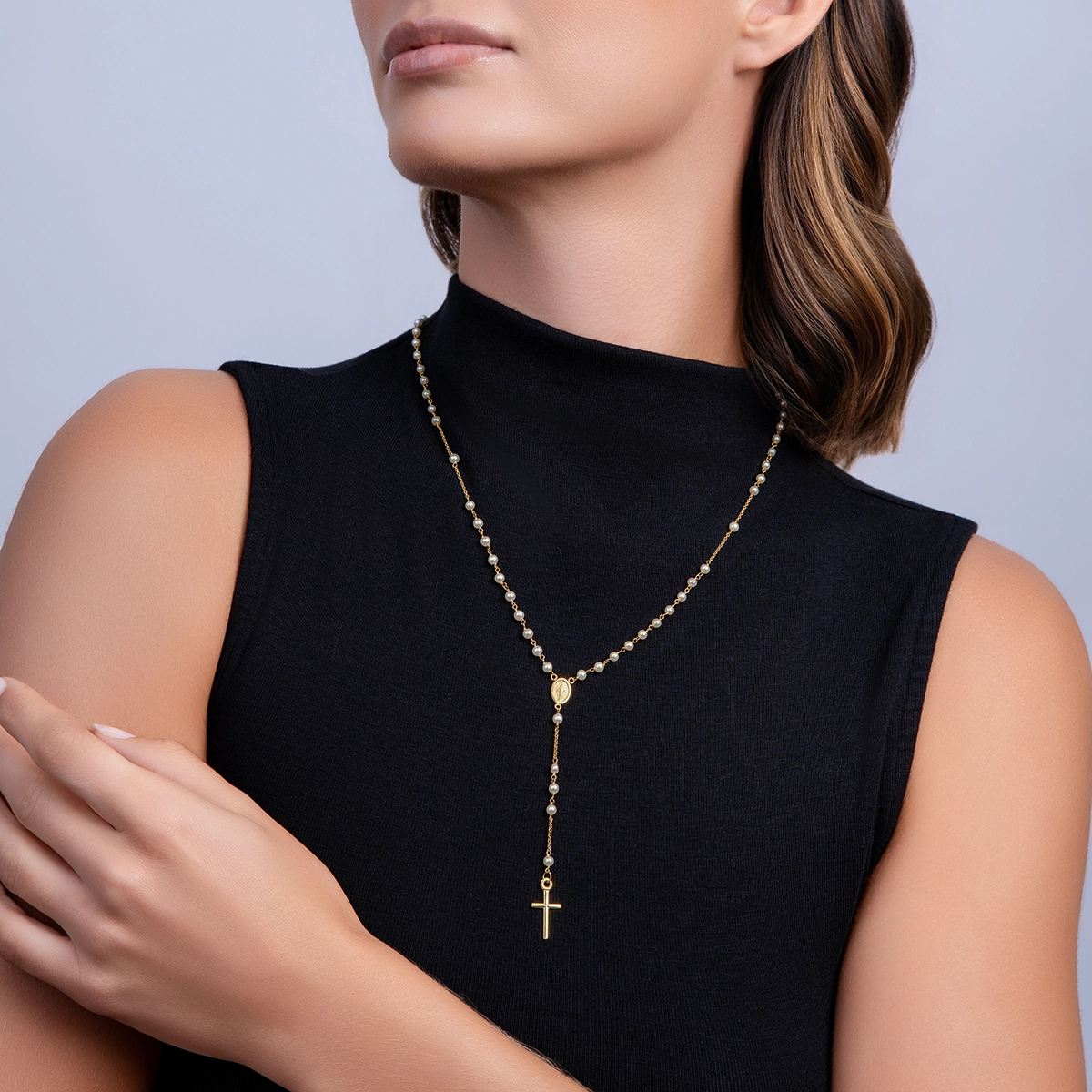 Camándula en oro amarillo de 18 Kilates, Camándula, con perlas de 3 mm de ancho aprox, 50 cm. de largo, 1 mm. de ancho