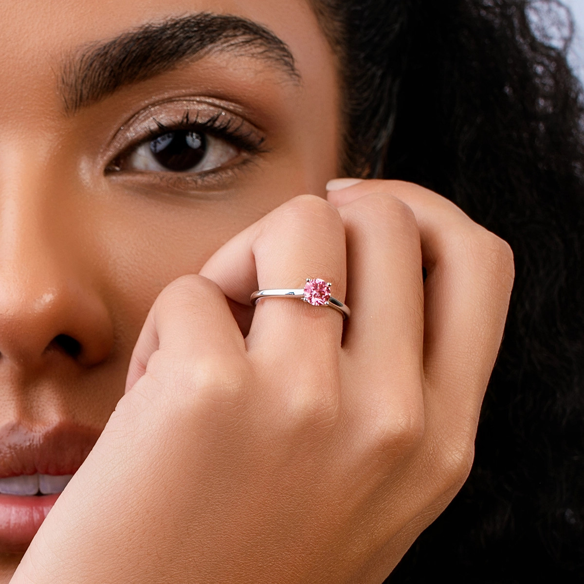 Anillo de compromiso solitario uñas, con diamante rosado de laboratorio central redondo IGI de 1.00ct, oro tono blanco 18k, rodinado