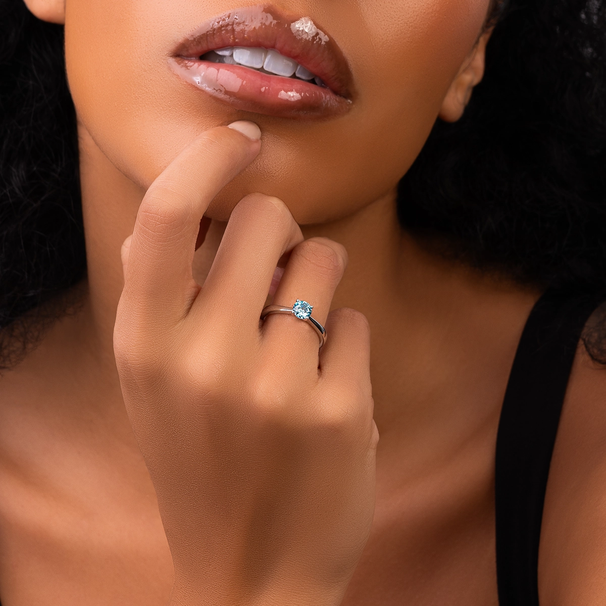 Anillo de compromiso solitario uñas, con diamante azul de laboratorio central redondo IGI de 0.50ct, oro tono blanco 18k, rodinado