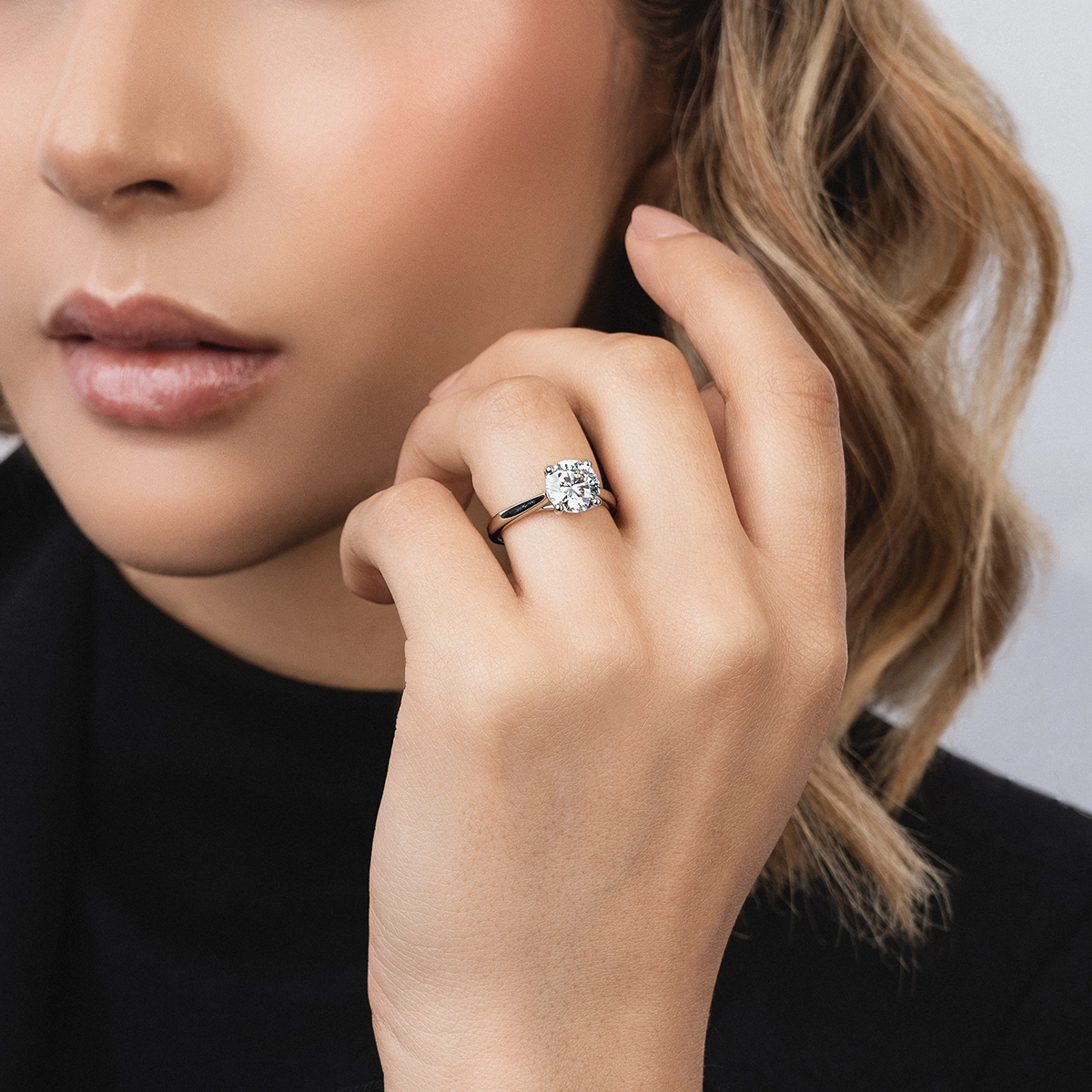 Anillo de compromiso solitario uñas, con diamante de laboratorio central redondo IGI de 2.00ct, oro tono blanco 18k, rodinado