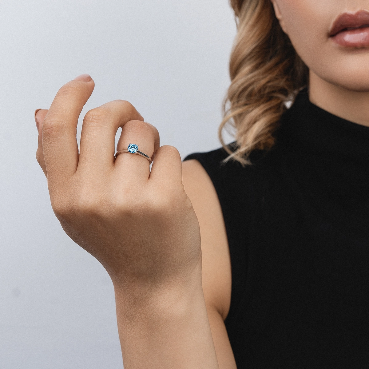 Anillo de compromiso solitario uñas, con diamante azul de laboratorio central redondo IGI de 0.50ct, oro tono blanco 18k, rodinado