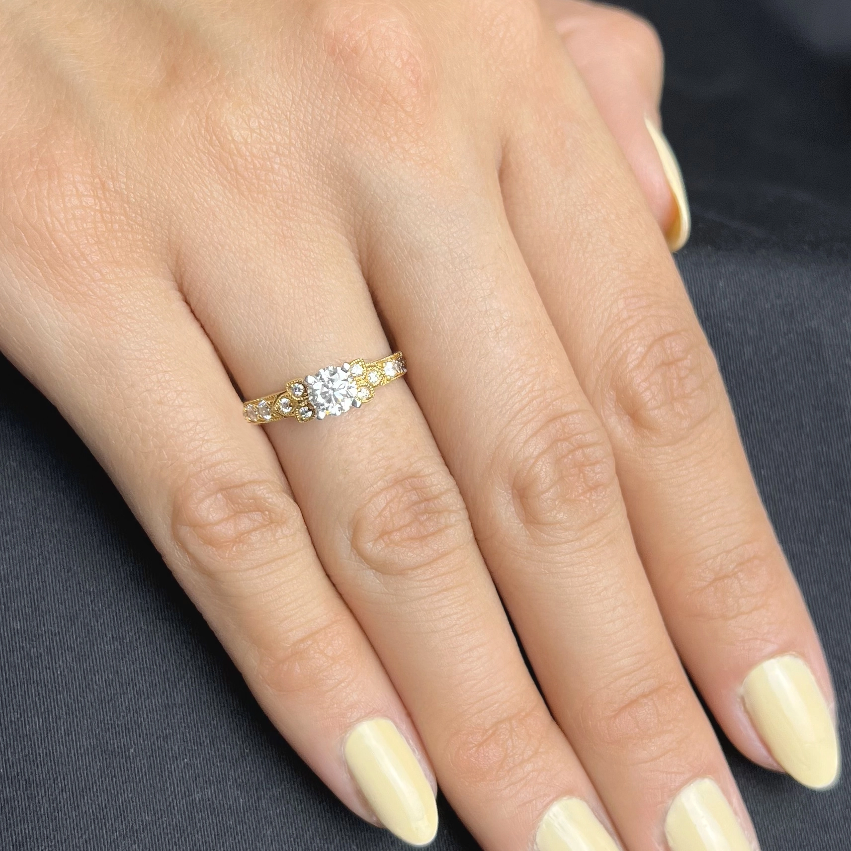 Anillo de compromiso con diamante central redondo GIA de 0.50ct y decoración en diamantes, oro 2 tonos 18k
