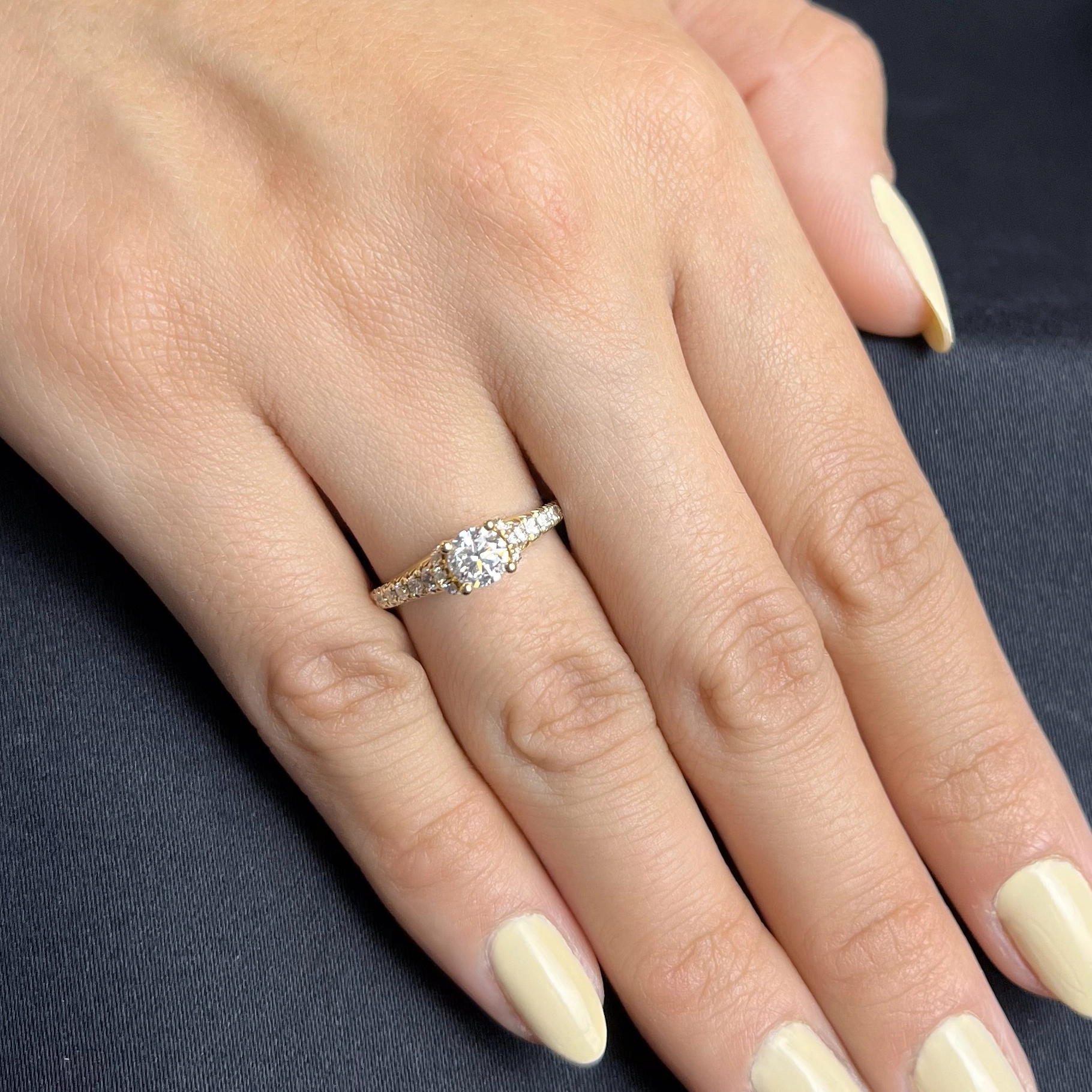 Anillo de compromiso con diamante central redondo GIA de 0.50ct y decoración en diamantes, oro tono amarillo 18k