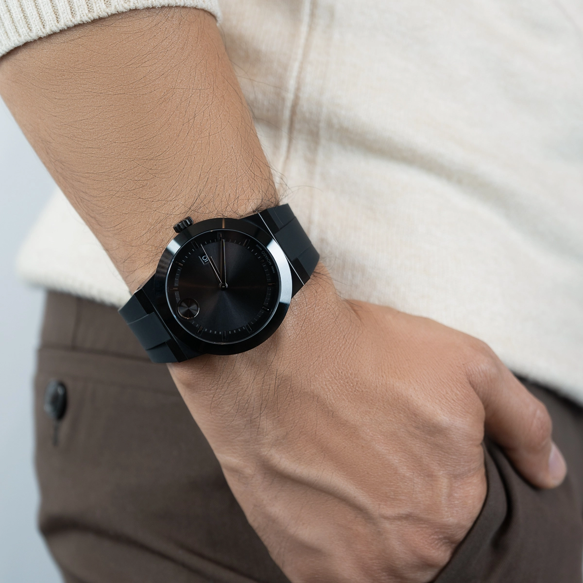 Reloj Movado análogo, para Hombre, tablero redondo color negro, estilo index, pulso silicona color negro, calendario
