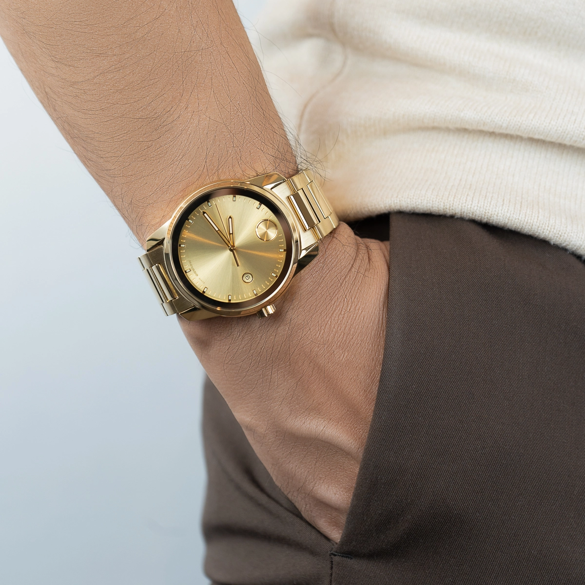Reloj Movado análogo, para Hombre, tablero redondo color dorado, estilo index, pulso acero color dorado, calendario