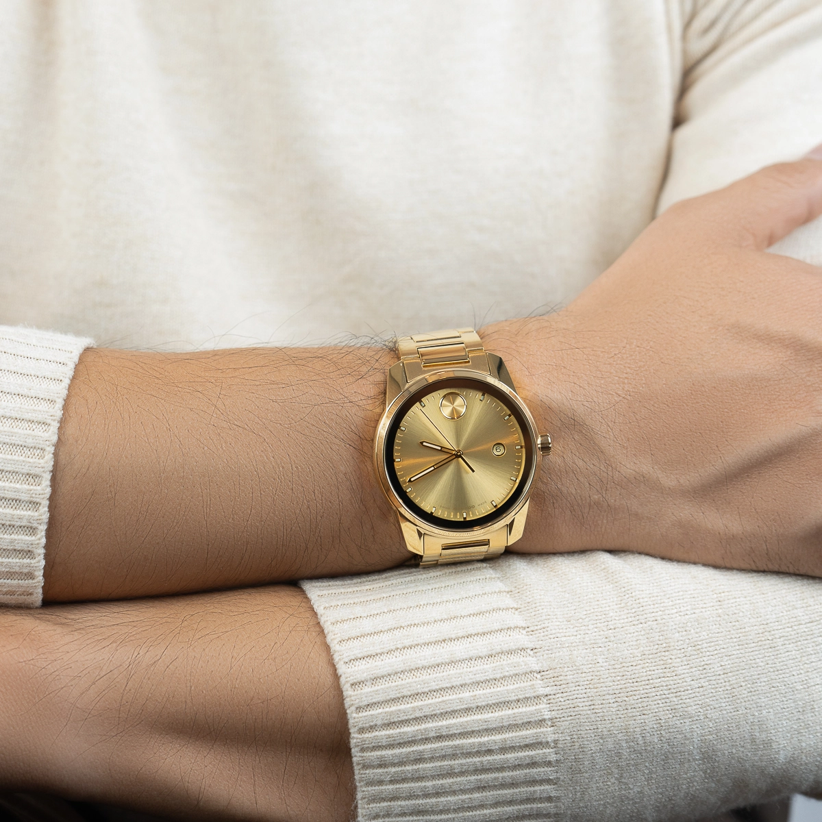 Reloj Movado análogo, para Hombre, tablero redondo color dorado, estilo index, pulso acero color dorado, calendario