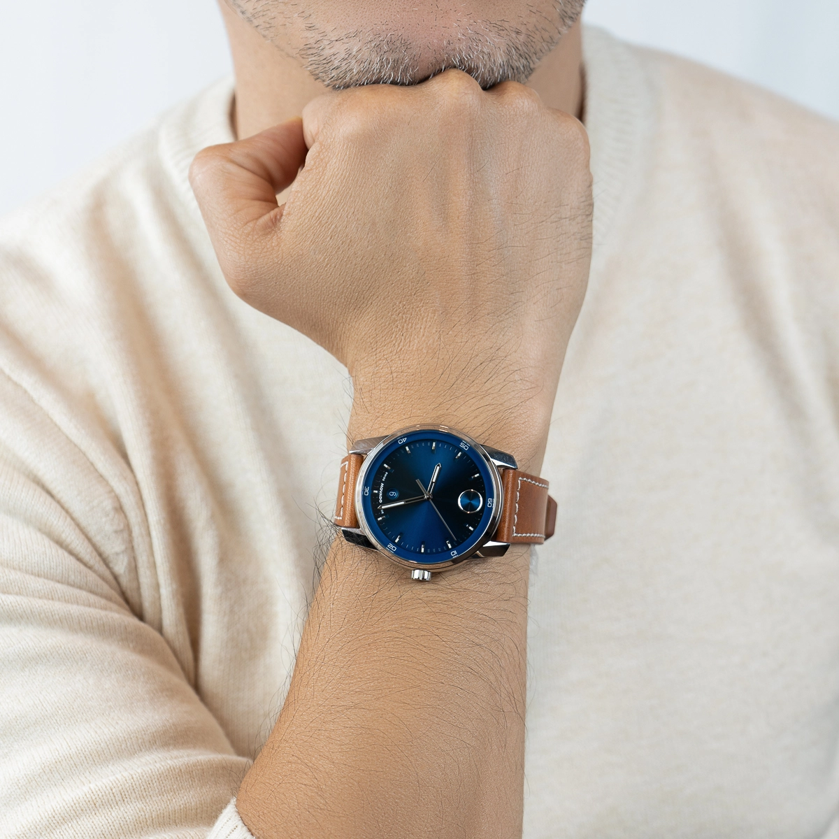Reloj Movado analogo, para Hombre, tablero redondo color azul, estilo index, pulso cuero color café, calendario