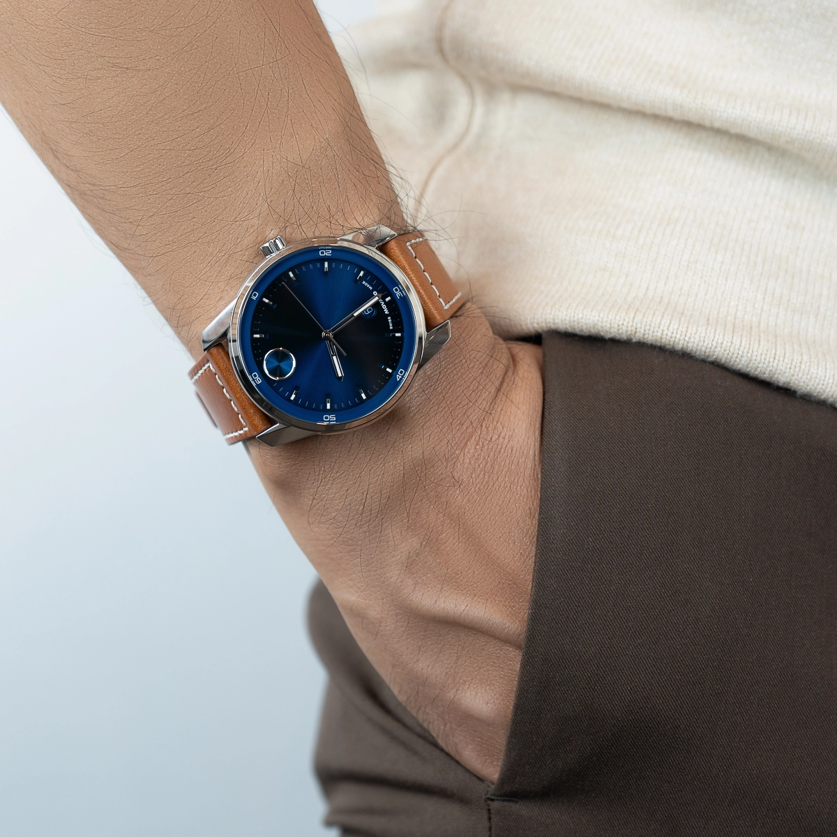 Reloj Movado analogo, para Hombre, tablero redondo color azul, estilo index, pulso cuero color café, calendario
