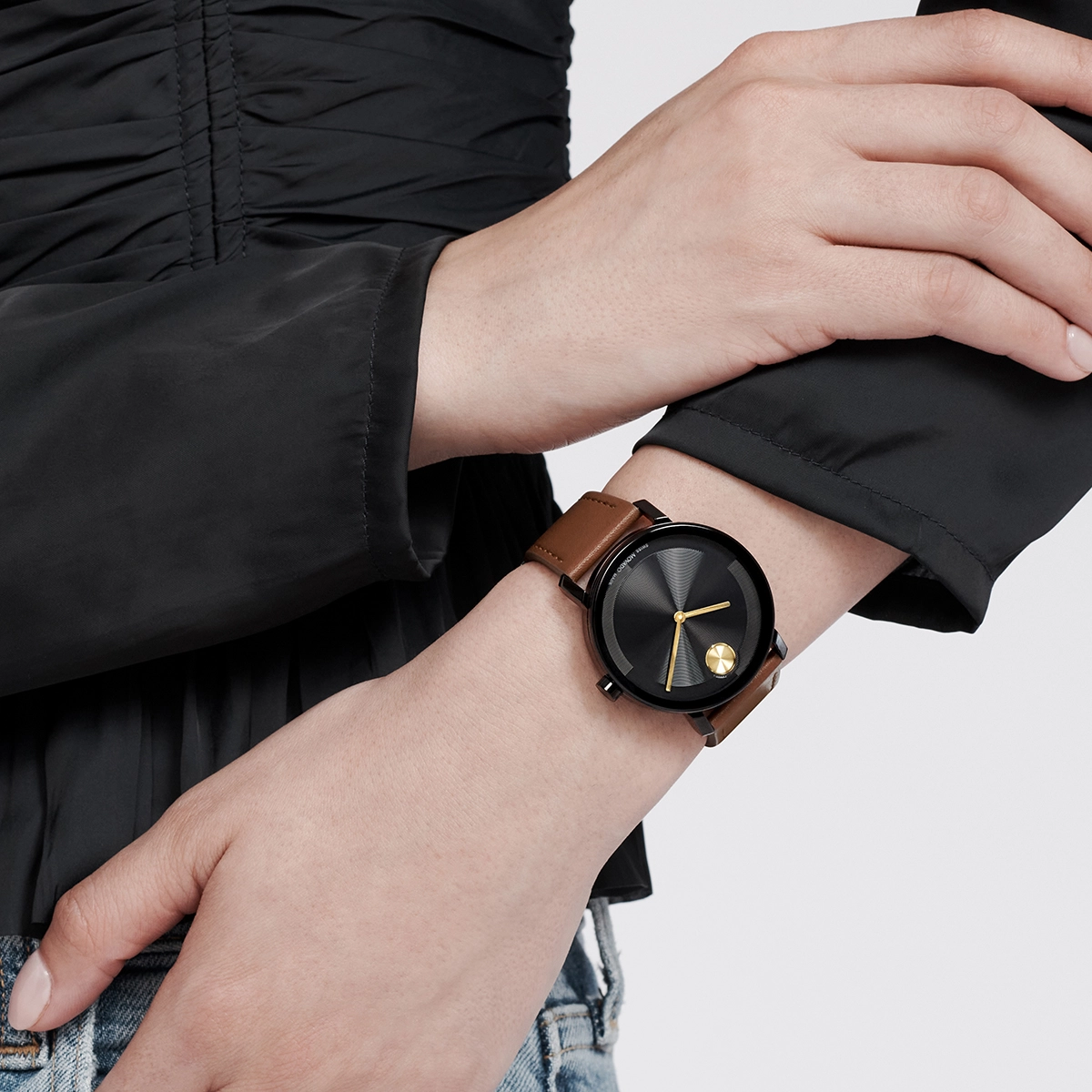 Reloj Movado análogo, para Hombre, tablero redondo colores negro y dorado, estilo sin números, pulso cuero color café