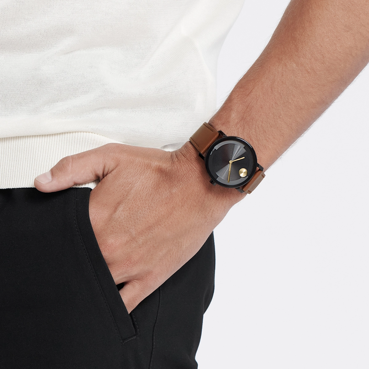 Reloj Movado análogo, para Hombre, tablero redondo colores negro y dorado, estilo sin números, pulso cuero color café