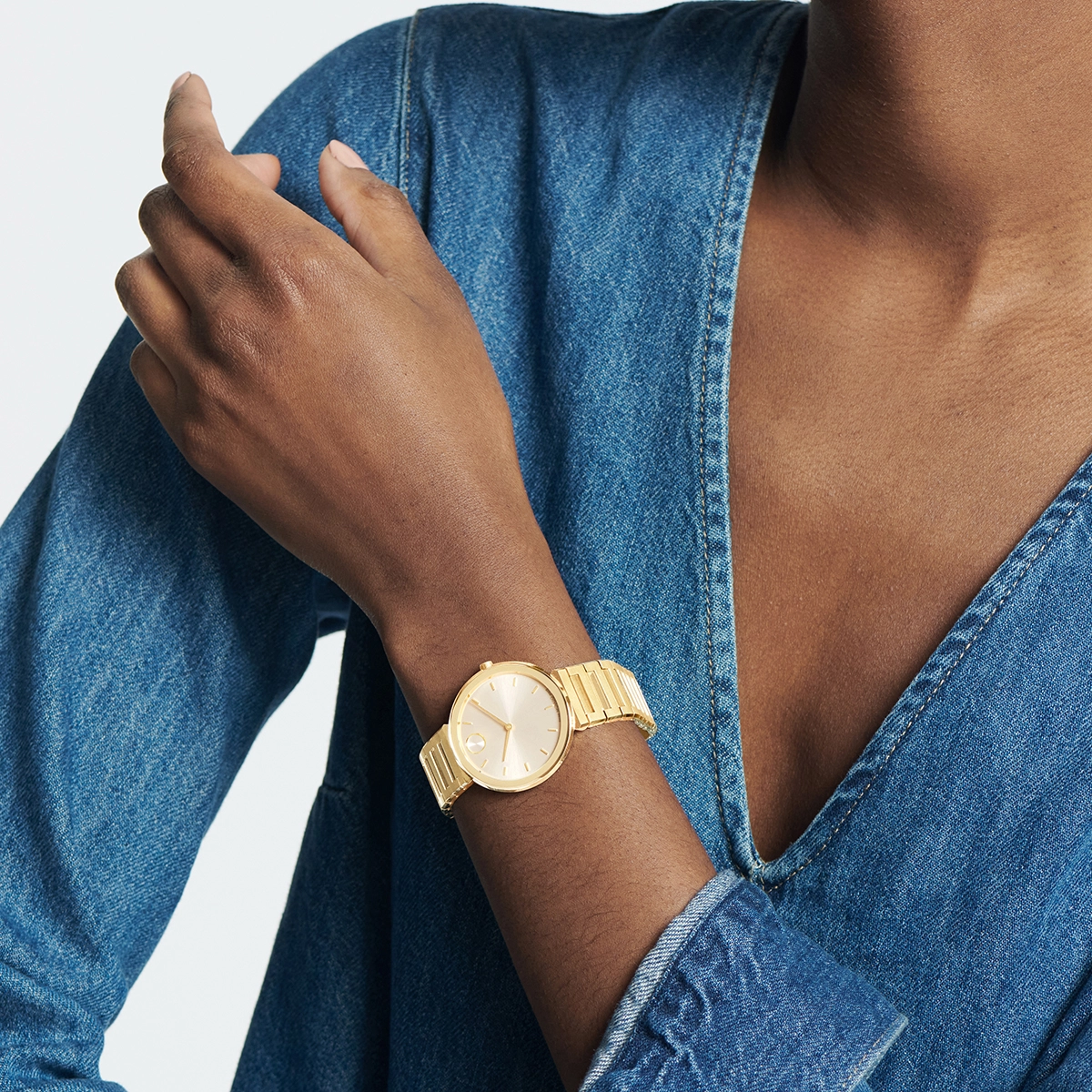 Reloj Movado análogo, para Dama, tablero redondo color dorado, estilo index, pulso acero color dorado
