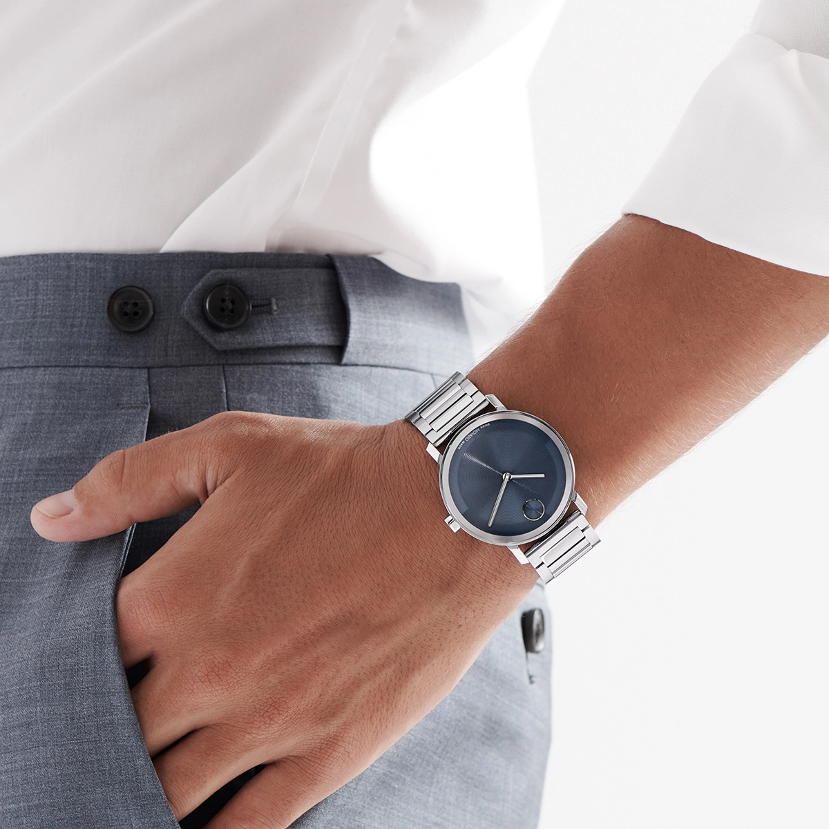 Reloj Movado análogo, para Hombre, tablero redondo colores azul y plateado, estilo sin números, pulso acero color plateado