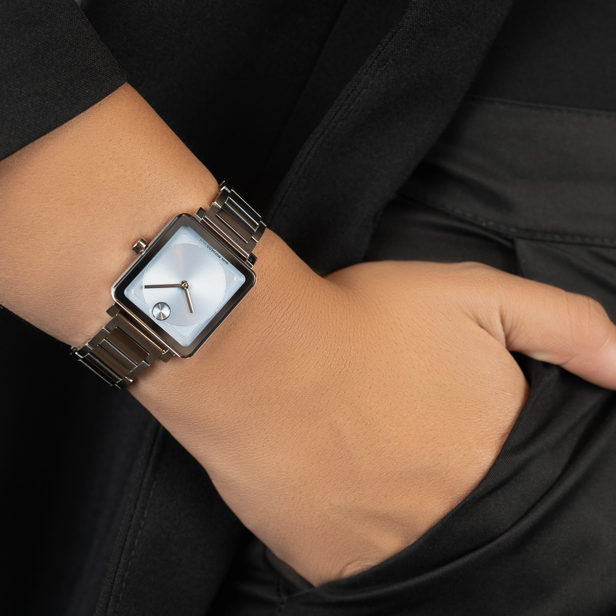 Reloj Movado análogo, para Dama, tablero rectangular colores azul y plateado, estilo sin números, pulso acero color plateado