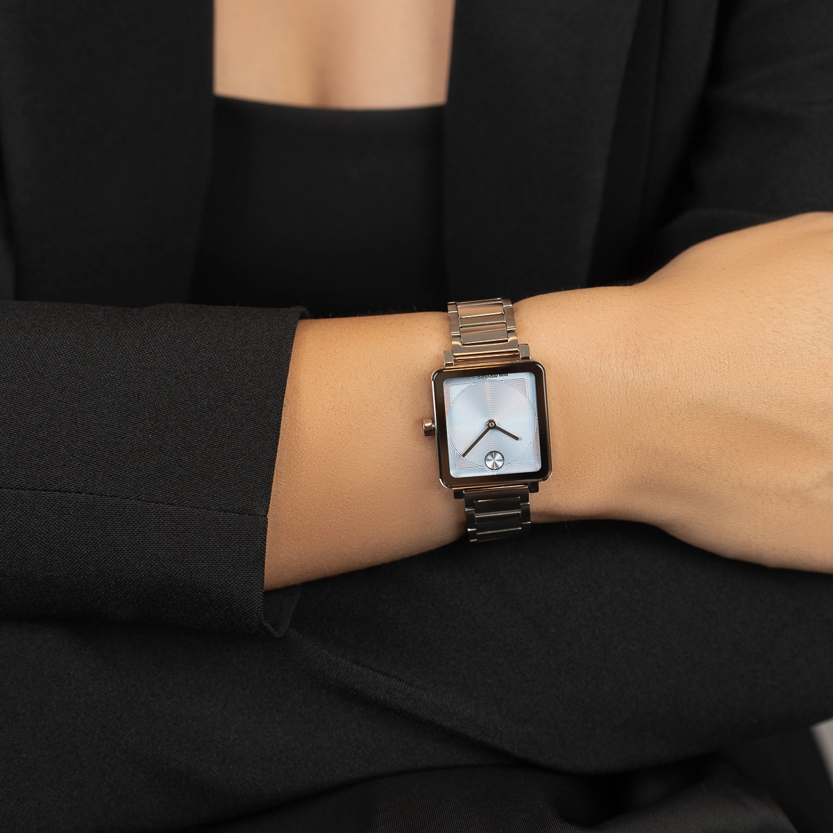 Reloj Movado análogo, para Dama, tablero rectangular colores azul y plateado, estilo sin números, pulso acero color plateado