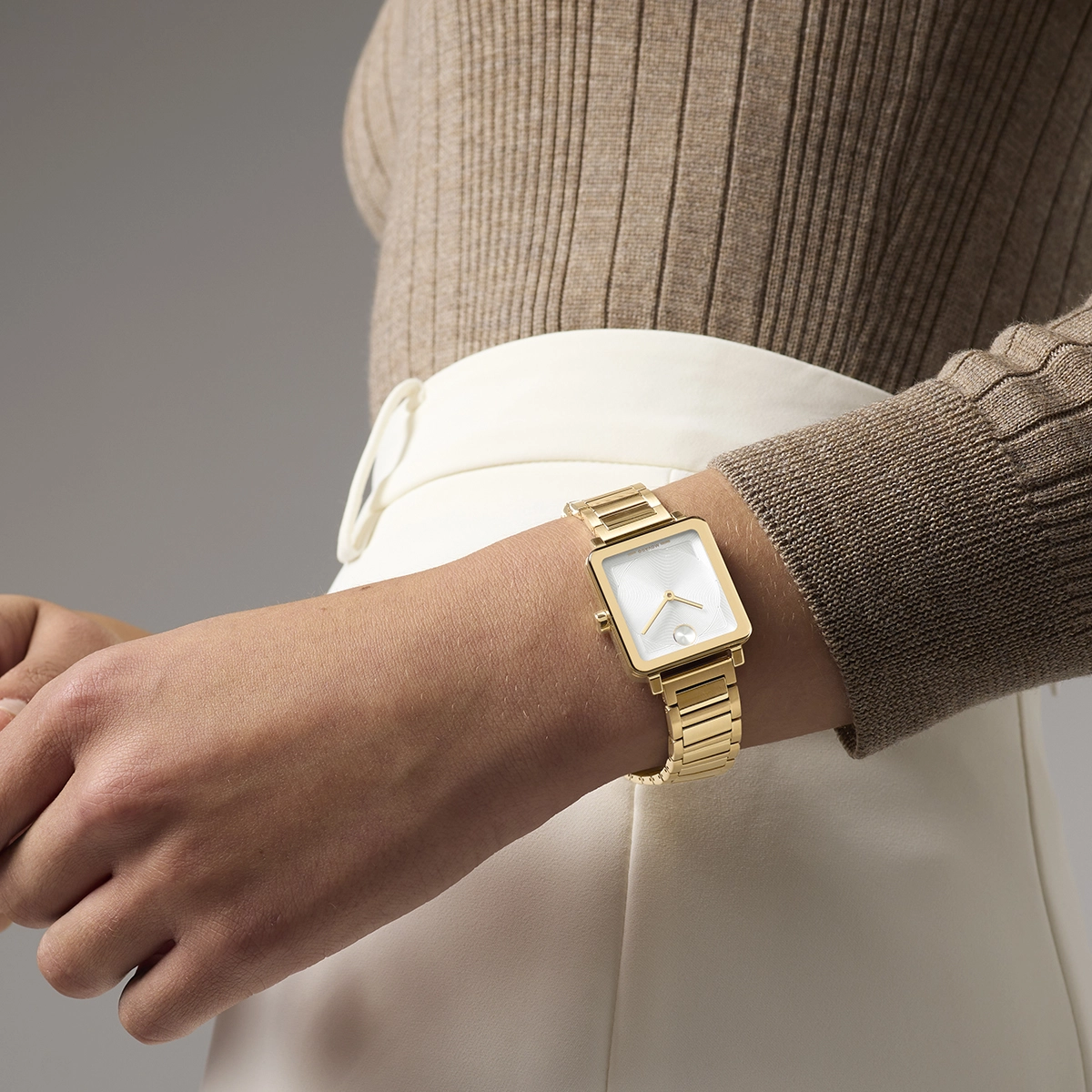 Reloj Movado análogo, para Dama, tablero rectangular colores plateado y dorado, estilo sin números, pulso acero color dorado