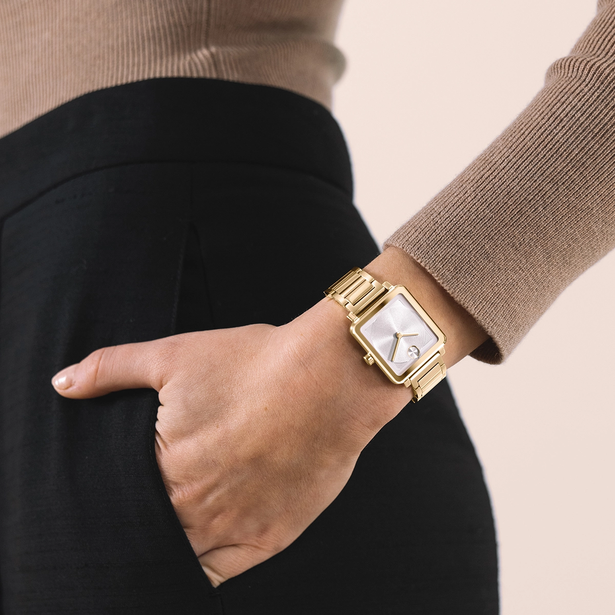 Reloj Movado análogo, para Dama, tablero rectangular colores plateado y dorado, estilo sin números, pulso acero color dorado