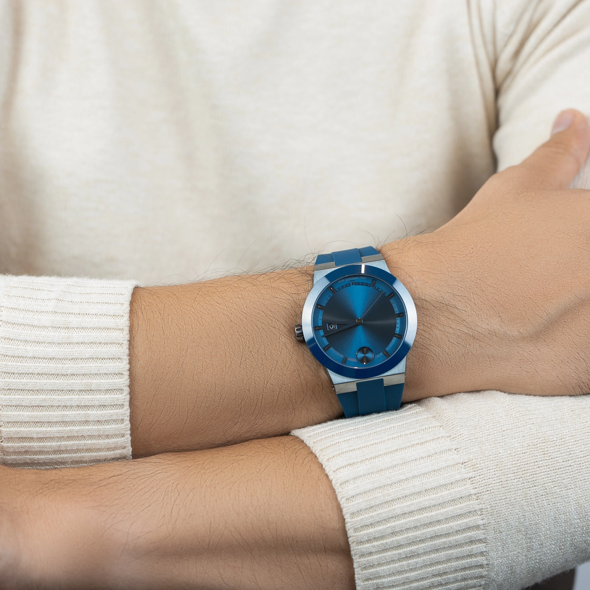 Reloj Movado análogo, para Hombre, tablero redondo color azul, estilo index, pulso silicona color azul, calendario
