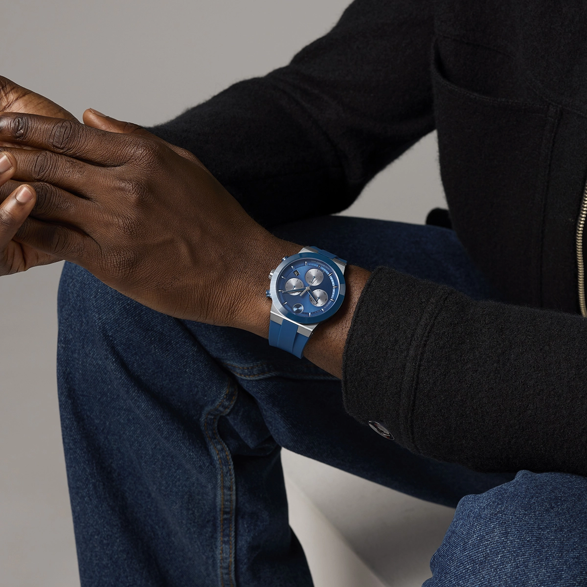 Reloj Movado analogo, para Hombre, tablero redondo colores azul y gris, estilo index, pulso silicona color azul, calendario, cronografo