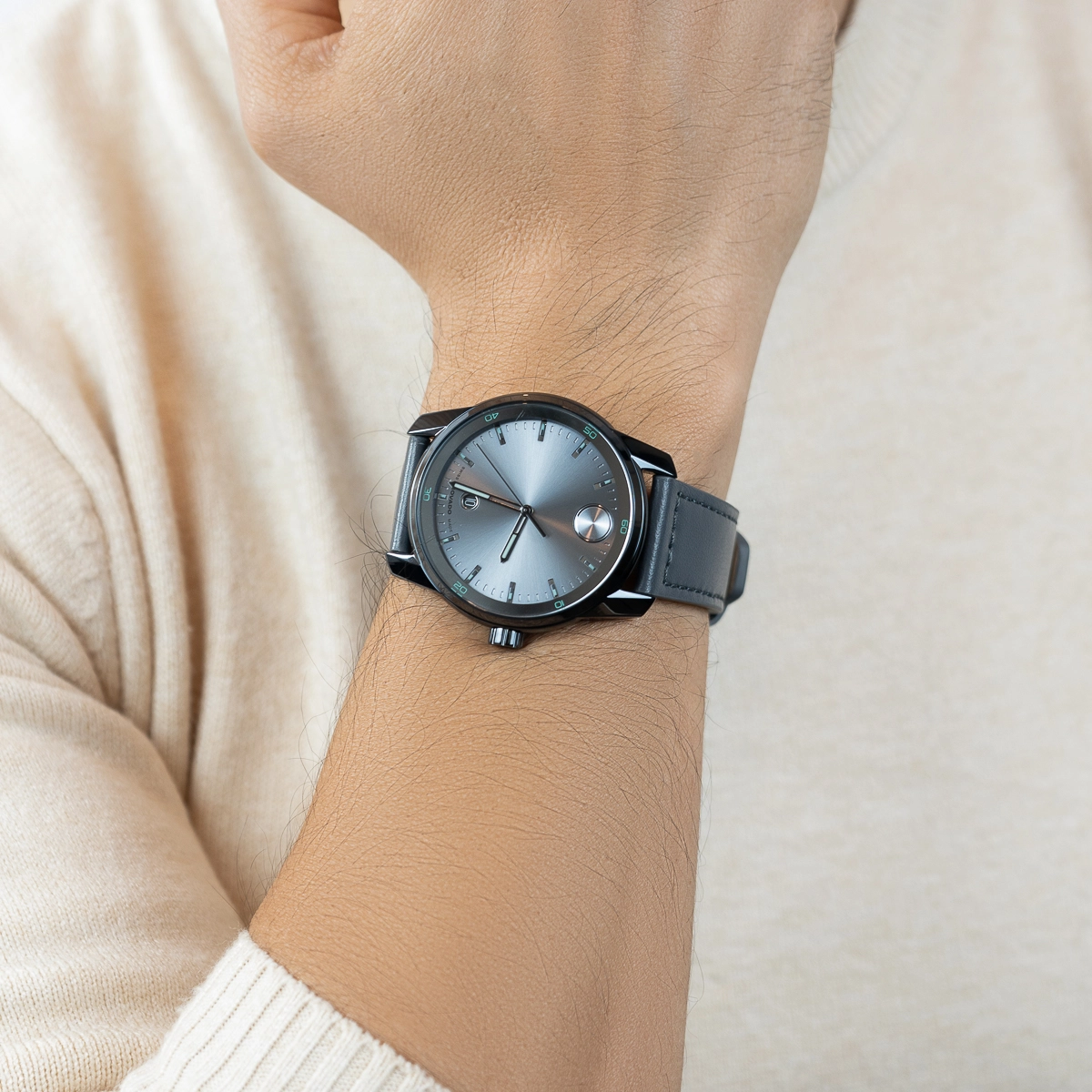 Reloj Movado análogo, para Hombre, tablero redondo color gris, estilo index, pulso cuero color gris, calendario