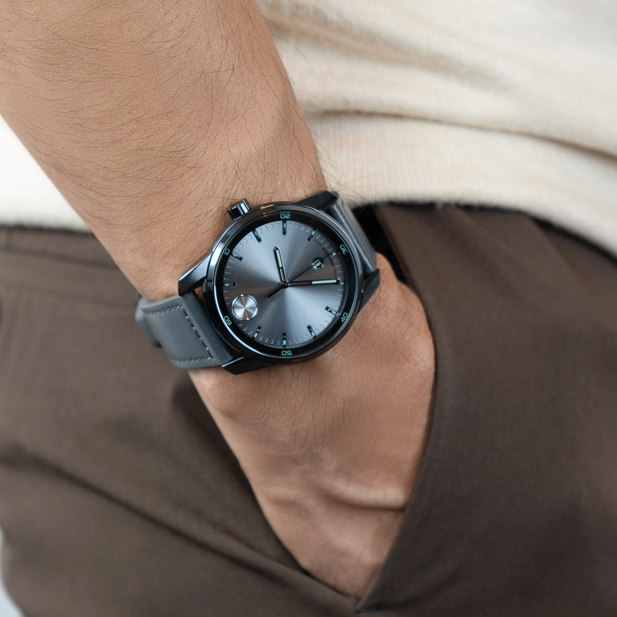 Reloj Movado análogo, para Hombre, tablero redondo color gris, estilo index, pulso cuero color gris, calendario