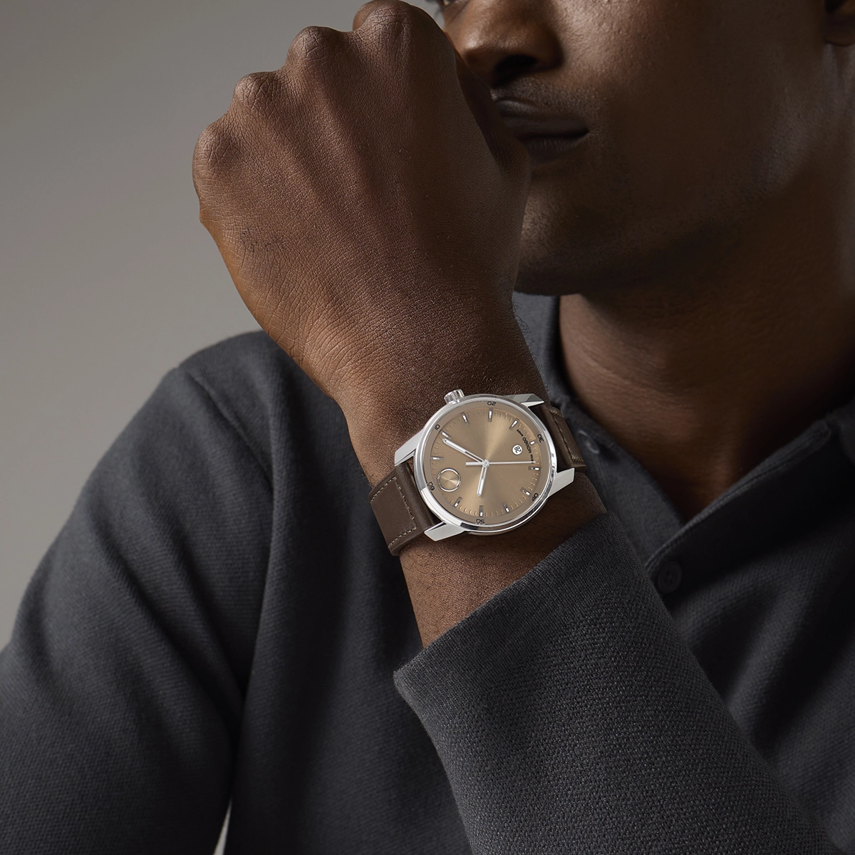 Reloj Movado análogo, para Hombre, tablero redondo color café, estilo index, pulso cuero color café, calendario
