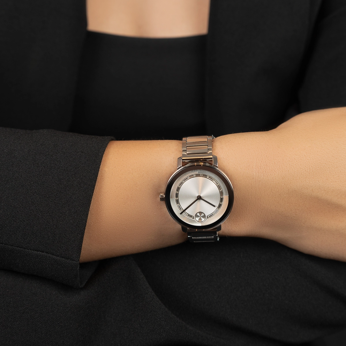 Reloj Movado análogo, para Dama, tablero redondo color plateado, estilo sin números, pulso acero color plateado