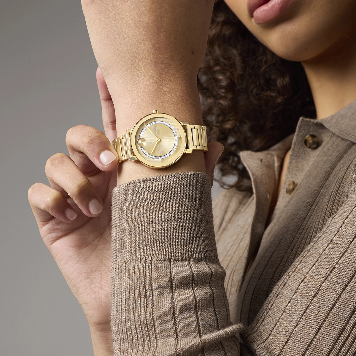 Reloj Movado análogo, para Dama, tablero redondo color dorado, estilo sin números, pulso acero color dorado
