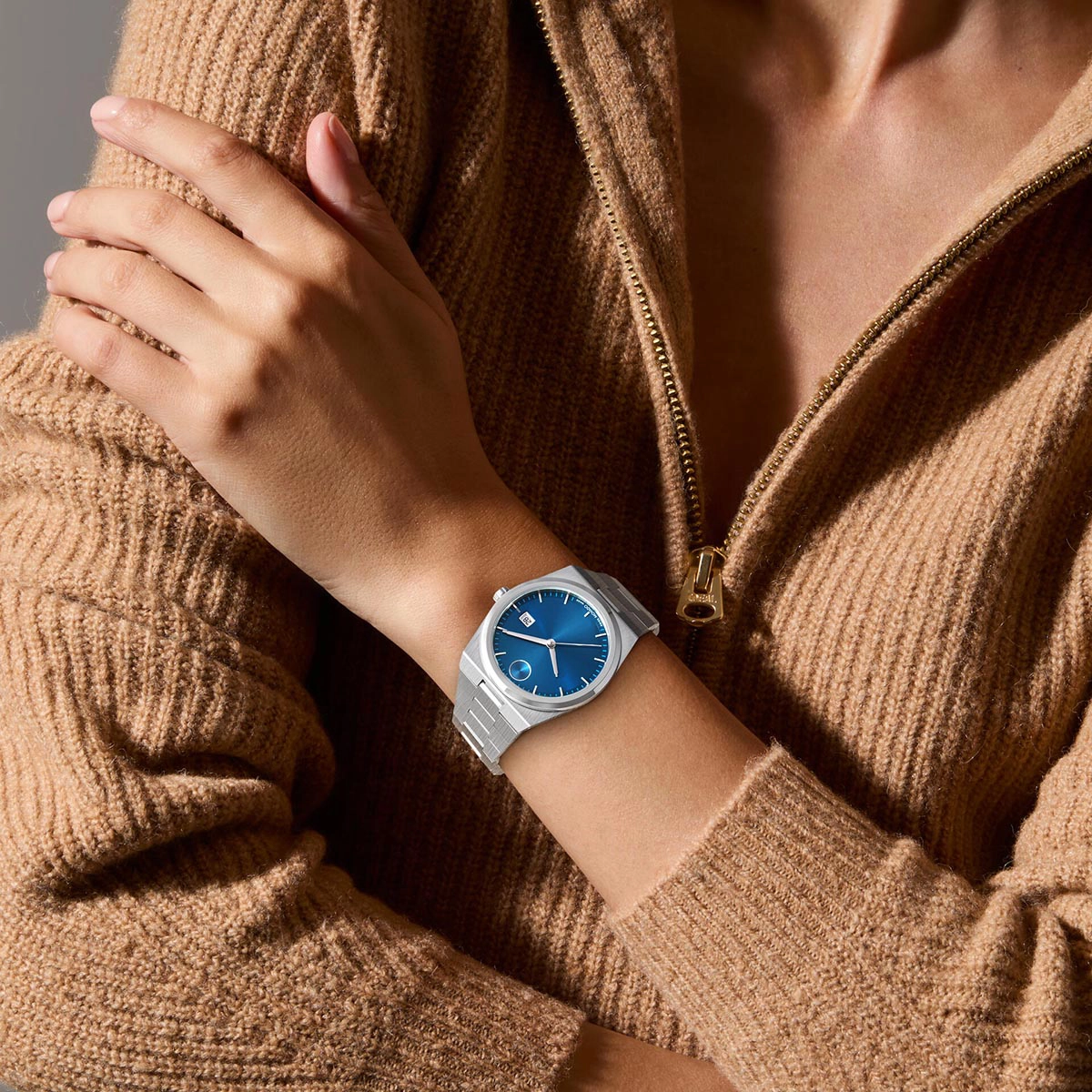 Reloj Movado análogo, para Hombre, tablero redondo colores azul y plateado, estilo index, pulso acero color plateado, calendario