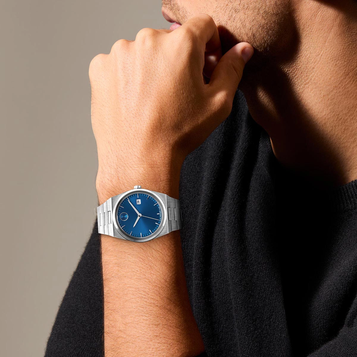 Reloj Movado análogo, para Hombre, tablero redondo colores azul y plateado, estilo index, pulso acero color plateado, calendario