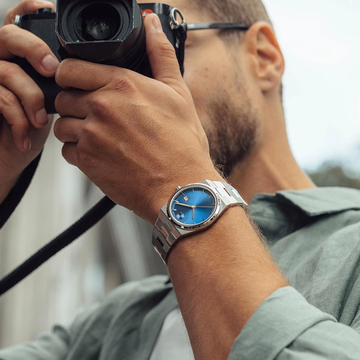 Reloj Movado análogo, para Hombre, tablero redondo colores azul y plateado, estilo index, pulso acero color plateado, calendario