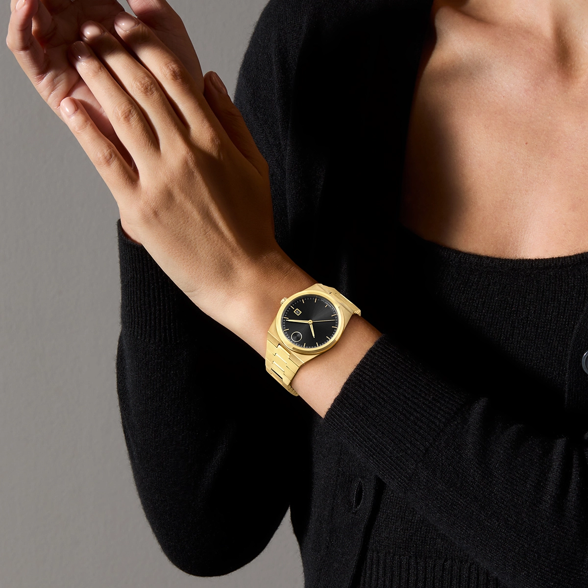Reloj Movado análogo, para Hombre, tablero redondo colores negro y dorado, estilo index, pulso acero color dorado, calendario