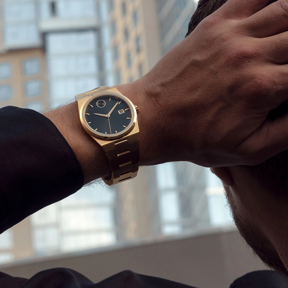 Reloj Movado análogo, para Hombre, tablero redondo colores negro y dorado, estilo index, pulso acero color dorado, calendario