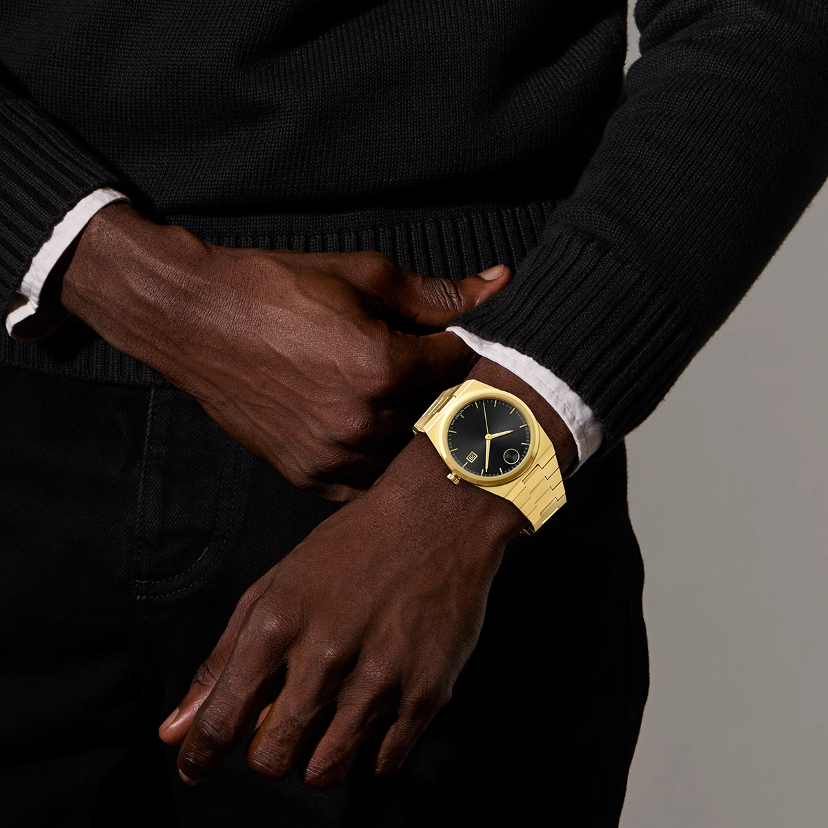 Reloj Movado análogo, para Hombre, tablero redondo colores negro y dorado, estilo index, pulso acero color dorado, calendario