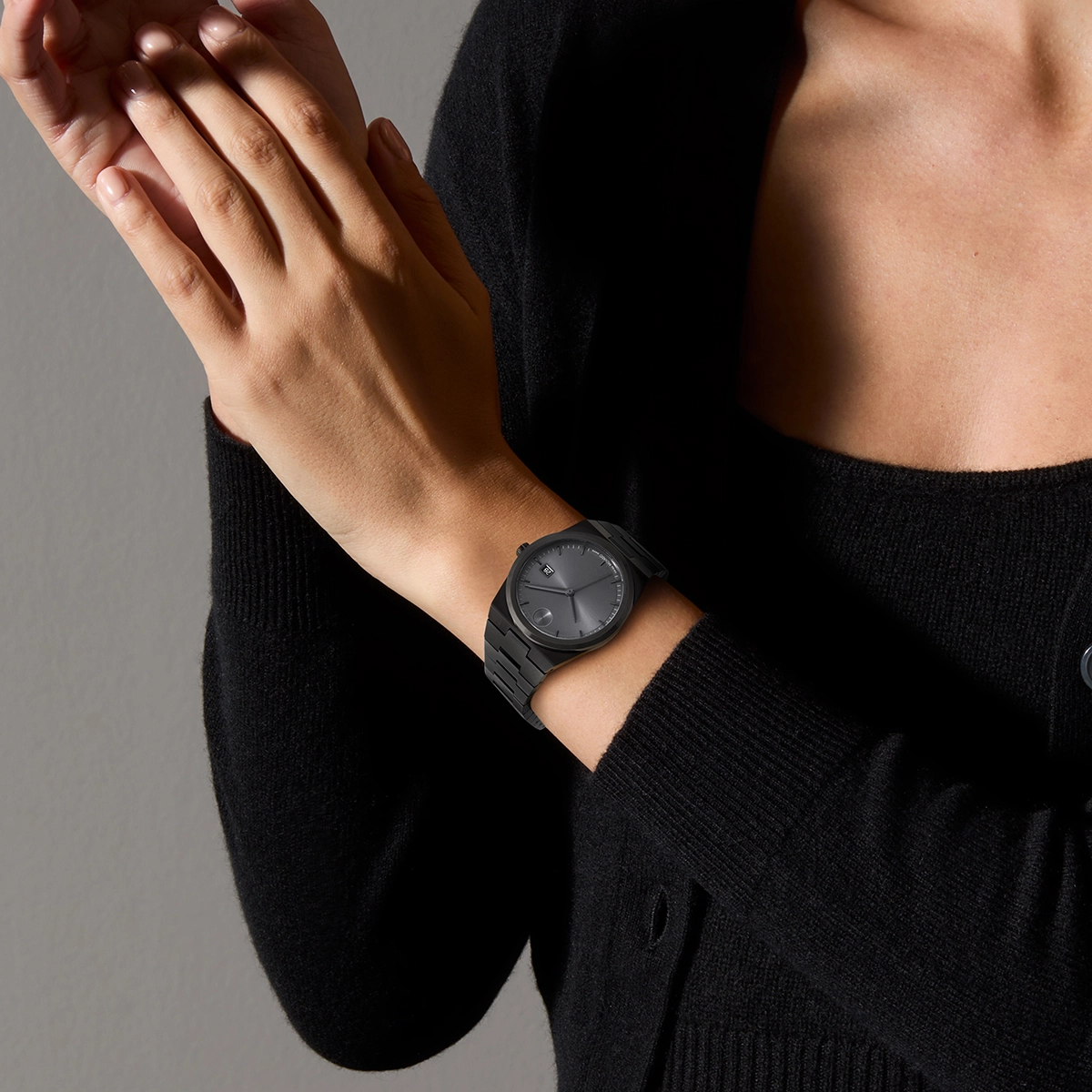 Reloj Movado análogo, para Hombre, tablero redondo color gris, estilo index, pulso acero color negro, calendario