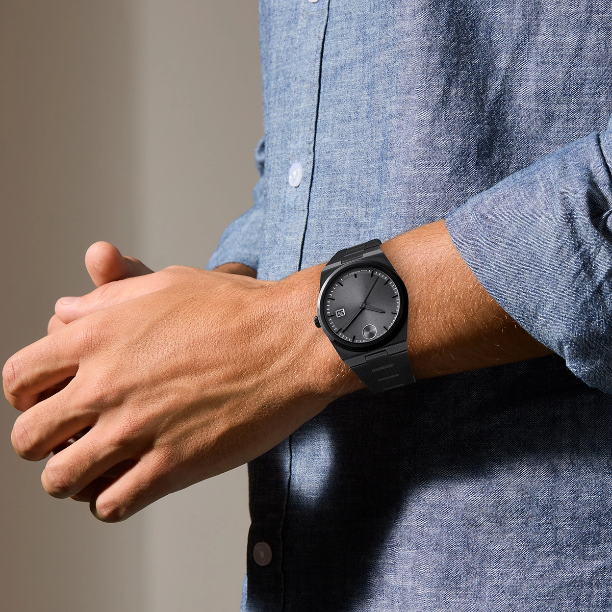 Reloj Movado análogo, para Hombre, tablero redondo color gris, estilo index, pulso acero color negro, calendario