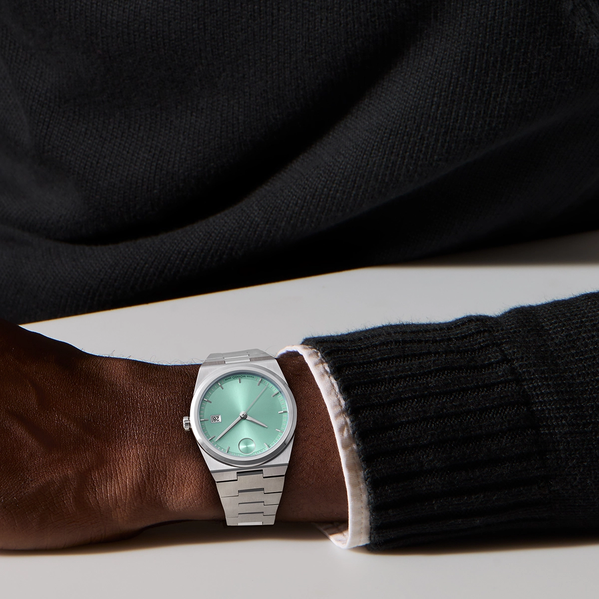 Reloj Movado análogo, para Hombre, tablero redondo colores azul y plateado, estilo index, pulso acero color plateado, calendario