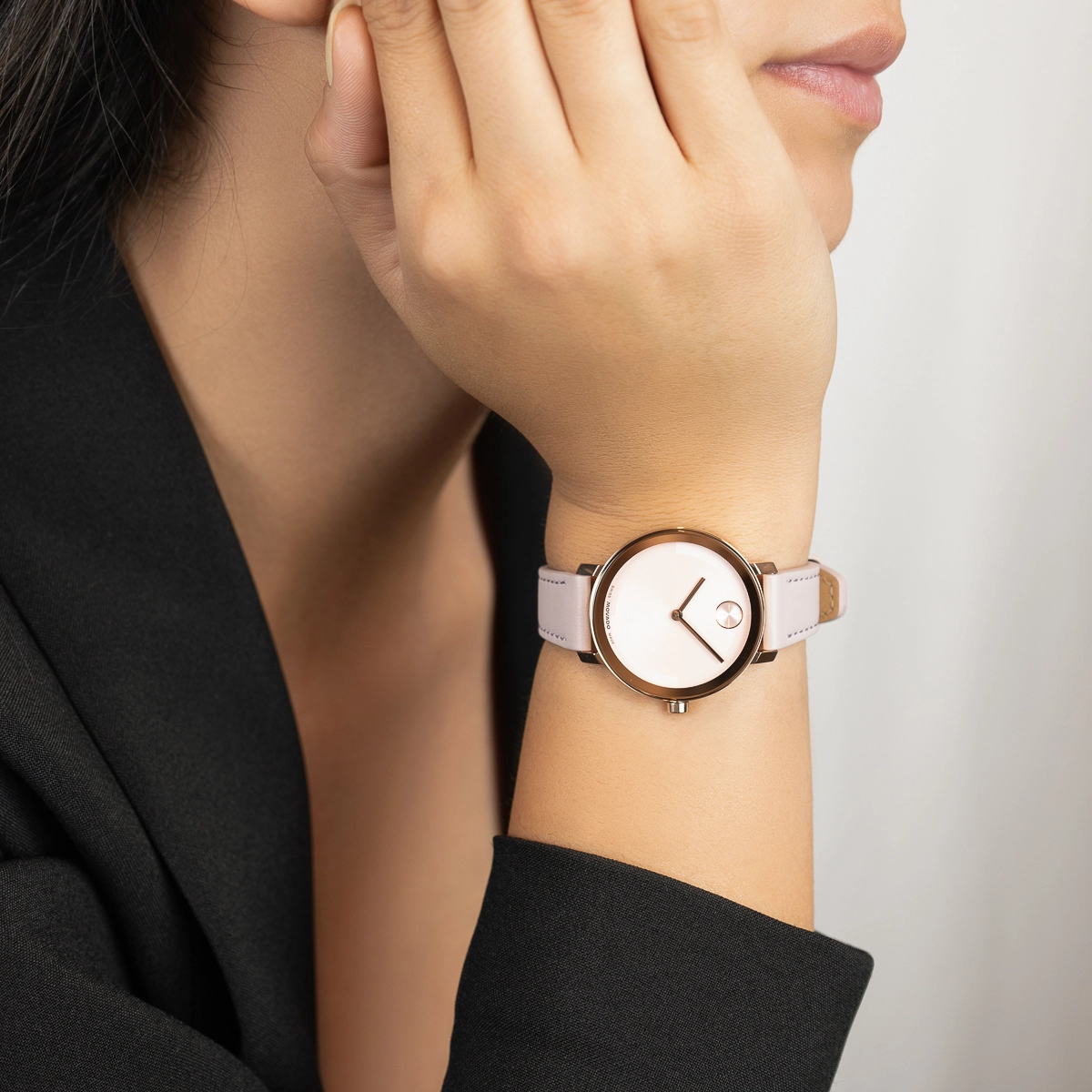 Reloj Movado análogo, para Dama, tablero redondo colores rosado y rosa, estilo sin números, pulso cuero color rosado